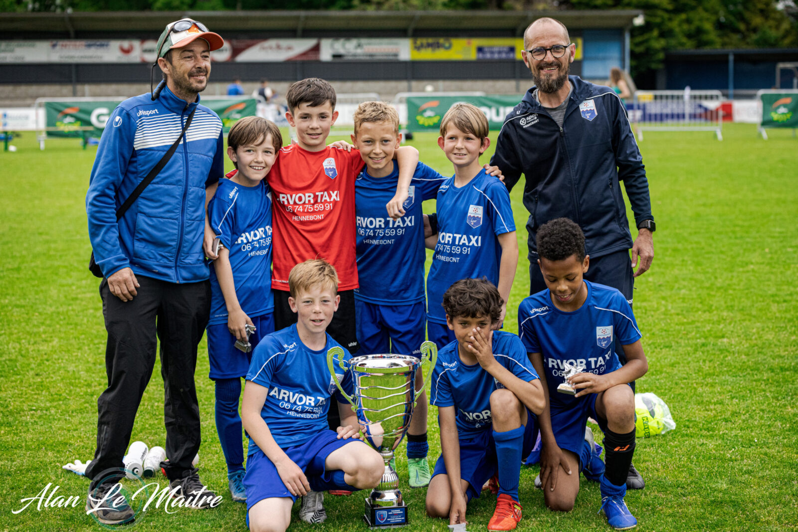 Les jeunes Forgerons posent avec le trophée et leurs entraîneurs